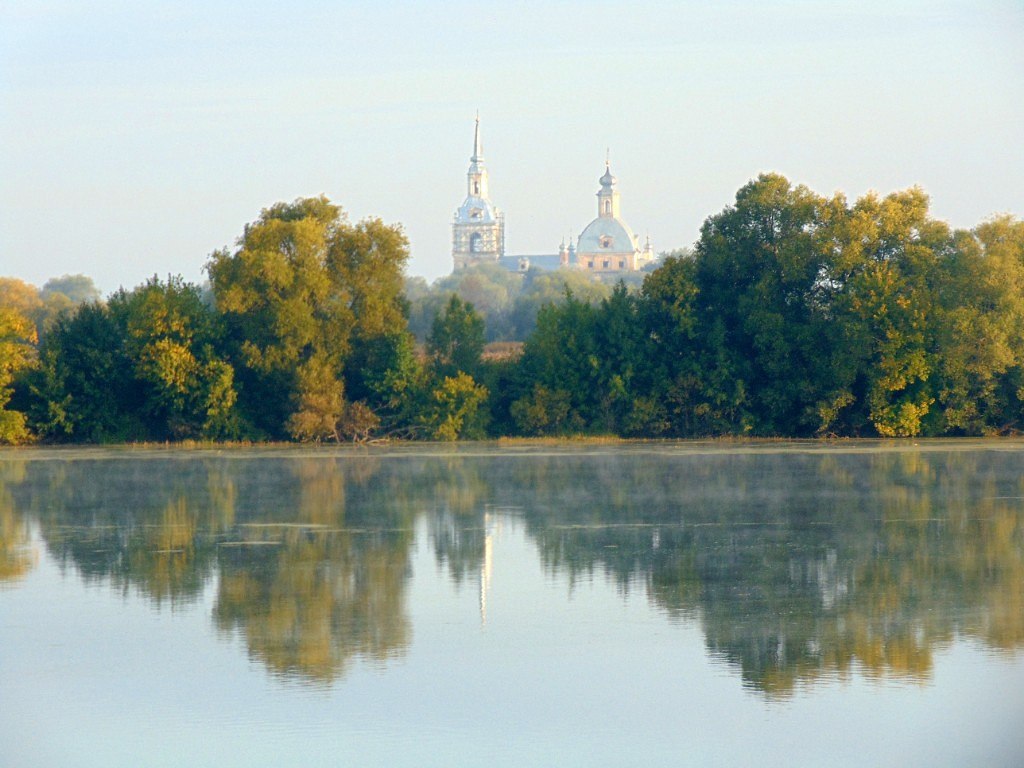 Вид на храм села Любичи через реку на рассвете
