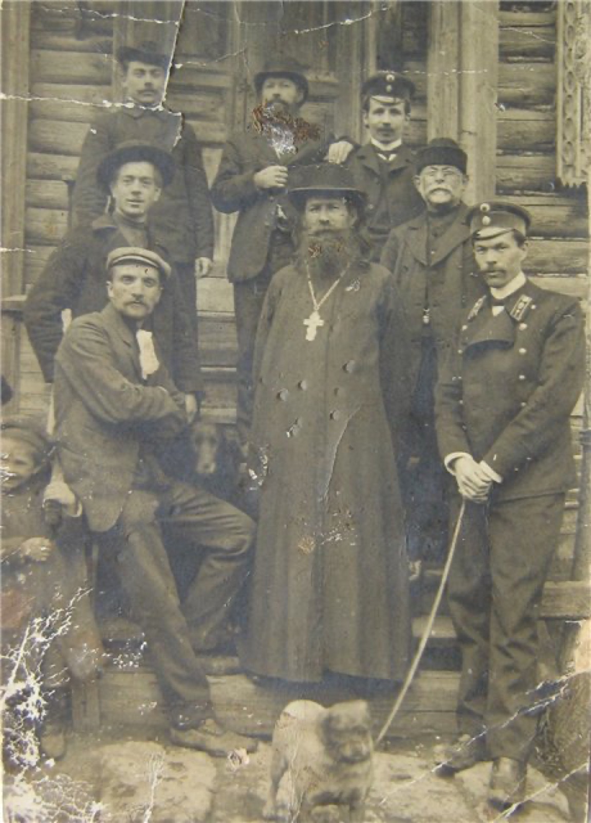 Священник с прихожанами в Любичах, начало XX века